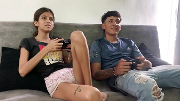 Videójátékozás közben ráharapott a mostohabátyója farkára a sovány latinamerikai lány