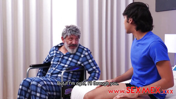 A férje mellett kellett meglovagolnia a helyes fiatal fiú falloszát a nagycsöcsű milf feleségnek