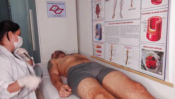 A bájos nővérke nem ijedt meg hanem boldogan leszívta a betege ágaskodó farkát