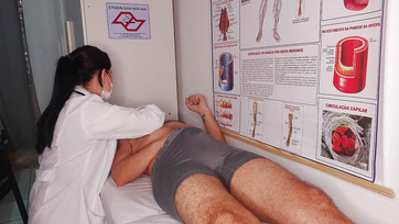 A bájos nővérke nem ijedt meg hanem boldogan leszívta a betege ágaskodó farkát