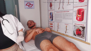 A bájos nővérke nem ijedt meg hanem boldogan leszívta a betege ágaskodó farkát