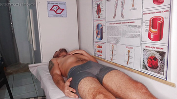 A bájos nővérke nem ijedt meg hanem boldogan leszívta a betege ágaskodó farkát