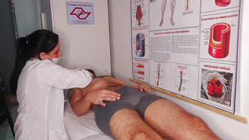 A bájos nővérke nem ijedt meg hanem boldogan leszívta a betege ágaskodó farkát