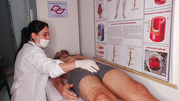 A bájos nővérke nem ijedt meg hanem boldogan leszívta a betege ágaskodó farkát