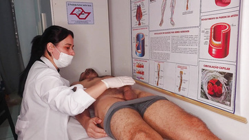 A bájos nővérke nem ijedt meg hanem boldogan leszívta a betege ágaskodó farkát