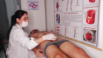 A bájos nővérke nem ijedt meg hanem boldogan leszívta a betege ágaskodó farkát