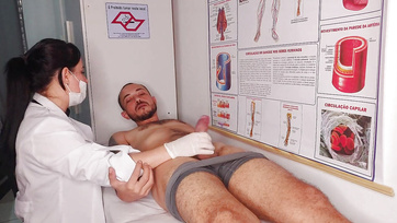A bájos nővérke nem ijedt meg hanem boldogan leszívta a betege ágaskodó farkát