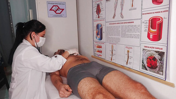 A bájos nővérke nem ijedt meg hanem boldogan leszívta a betege ágaskodó farkát