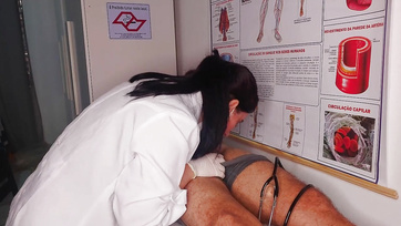 A bájos nővérke nem ijedt meg hanem boldogan leszívta a betege ágaskodó farkát