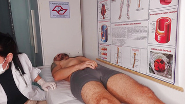 A bájos nővérke nem ijedt meg hanem boldogan leszívta a betege ágaskodó farkát