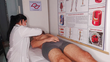 A bájos nővérke nem ijedt meg hanem boldogan leszívta a betege ágaskodó farkát