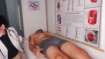 A bájos nővérke nem ijedt meg hanem boldogan leszívta a betege ágaskodó farkát