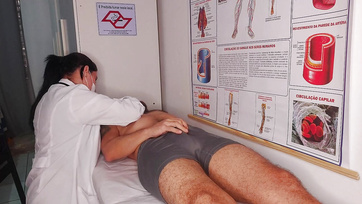 A bájos nővérke nem ijedt meg hanem boldogan leszívta a betege ágaskodó farkát