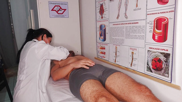 A bájos nővérke nem ijedt meg hanem boldogan leszívta a betege ágaskodó farkát