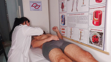 A bájos nővérke nem ijedt meg hanem boldogan leszívta a betege ágaskodó farkát