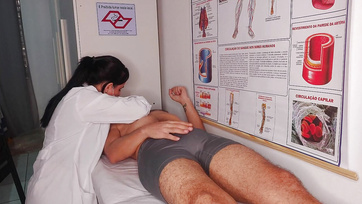 A bájos nővérke nem ijedt meg hanem boldogan leszívta a betege ágaskodó farkát