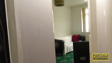 Kicsit megmasszírozta a tini lány csöcseit és már dughatta is be a farkát a popsijába