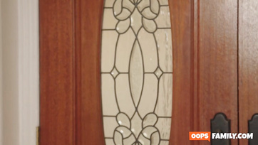 A perverz szőke tinilány pont beleült volna az erektál farokba amikor megjelent a mostohaanyukája