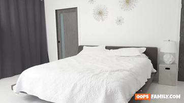 A perverz szőke tinilány pont beleült volna az erektál farokba amikor megjelent a mostohaanyukája