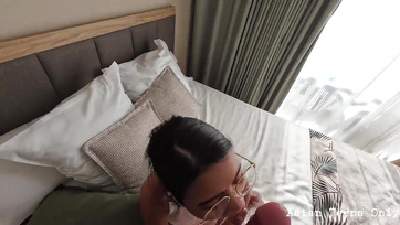 Az irreálisan nagyfarkú öregember elvitte nyaralni a cuki thaiföldi lányt egy szopásért cserébe