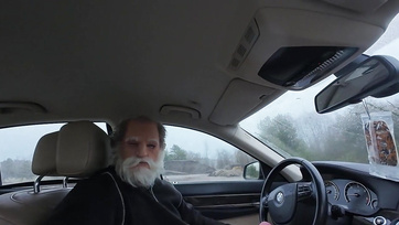 Az irreálisan nagyfarkú öregember elvitte nyaralni a cuki thaiföldi lányt egy szopásért cserébe