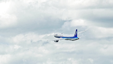 Az irreálisan nagyfarkú öregember elvitte nyaralni a cuki thaiföldi lányt egy szopásért cserébe