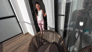 Az irreálisan nagyfarkú öregember elvitte nyaralni a cuki thaiföldi lányt egy szopásért cserébe