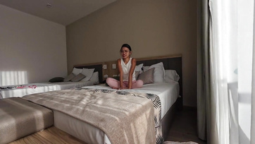 Az irreálisan nagyfarkú öregember elvitte nyaralni a cuki thaiföldi lányt egy szopásért cserébe