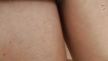 A német milf hölgyike csöcsei közé is bedughatta a farkát mielőtt egy hatalmas élvezett a puncijába