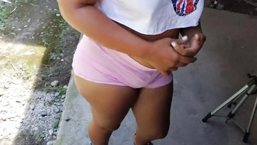 Pounded the Sexy Neighbor Girl in the Garden After Getting Turned On by Her Round Booty