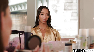 Már a munkahelyén leszopta a helyes pasiját, otthon pedig keményen megdugatta a popóját