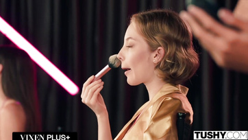 Már a munkahelyén leszopta a helyes pasiját, otthon pedig keményen megdugatta a popóját