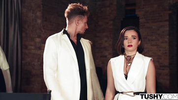 Már a munkahelyén leszopta a helyes pasiját, otthon pedig keményen megdugatta a popóját