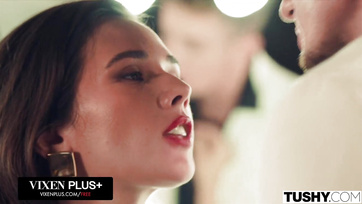 Már a munkahelyén leszopta a helyes pasiját, otthon pedig keményen megdugatta a popóját