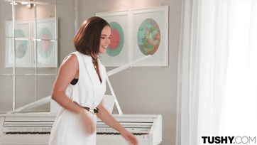 Már a munkahelyén leszopta a helyes pasiját, otthon pedig keményen megdugatta a popóját