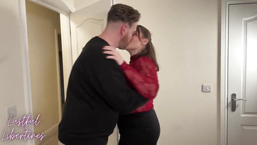 Pont teleélvezte a szeretője a hűtlen milf hölgy punciját amikor hívta telefonon a pasija