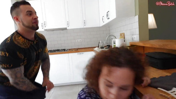 Felváltva nyaldosta a fiatal mostohalánya punciját és szopta a szeretője hatalmas farkát