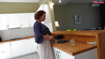 Felváltva nyaldosta a fiatal mostohalánya punciját és szopta a szeretője hatalmas farkát