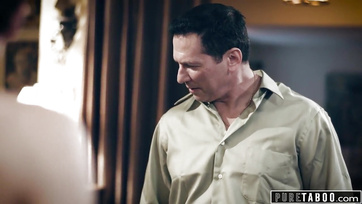 A jóképű fiatal fiúnak sikerült bejutnia a méretes farkával a nagycsöcsű mostohaanyja forró lyukába