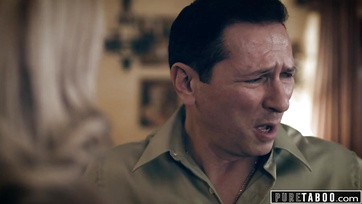 A jóképű fiatal fiúnak sikerült bejutnia a méretes farkával a nagycsöcsű mostohaanyja forró lyukába