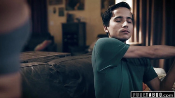 A jóképű fiatal fiúnak sikerült bejutnia a méretes farkával a nagycsöcsű mostohaanyja forró lyukába