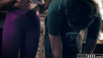 A jóképű fiatal fiúnak sikerült bejutnia a méretes farkával a nagycsöcsű mostohaanyja forró lyukába