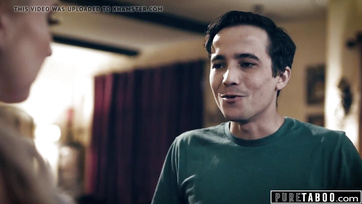 A jóképű fiatal fiúnak sikerült bejutnia a méretes farkával a nagycsöcsű mostohaanyja forró lyukába