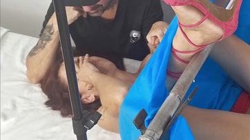 A csávó észre se vette hogy a kanos doktorbácsi beakasztotta a duzzadt pöcsét a felesége pinájába