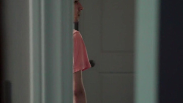 A nimfomániás anyuci sem akart kimaradni a jóból miután rajtakapta a mostohafiát és a mostohalányát kefélés közben