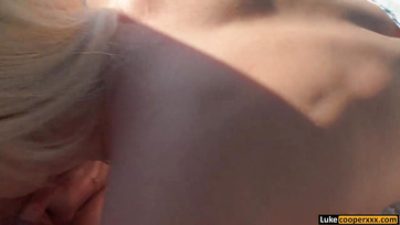 Vezetés közben mászott fel a srác farkára és lovagolta meg azt a nagycsöcsű szőke szexbomba