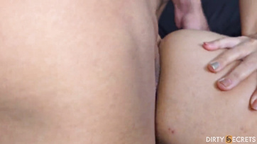 A perverz nőszemély egy kis kalandra vágyott úgyhogy felkínálta a seggét a szeretője mostohafiának