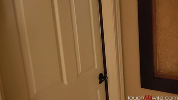 Rajtakapta a kurvás feleségét miközben egy másik pasival kefélt majd ő is durván megkúrta