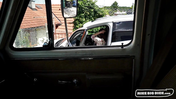 Egy kis készpénzért boldogan eljátszadozott a hatalmas dákóval a francia szépség