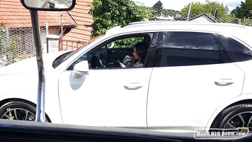 Egy kis készpénzért boldogan eljátszadozott a hatalmas dákóval a francia szépség